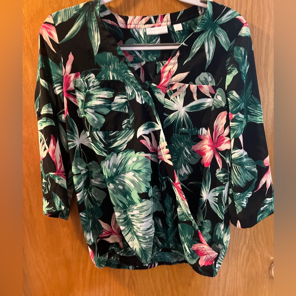 New York & Co Tropical floral blouse size S